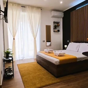 blackwoody-contemporary-rooms-napoli-centro-storico.hotels-amalfi.com/